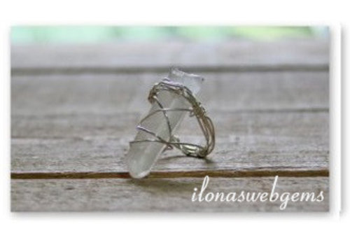 Inspiratie sterling zilveren ring met bergkristal obelisk