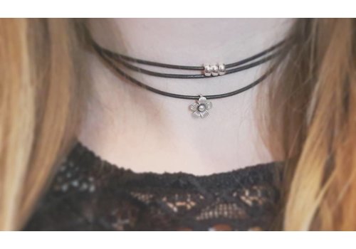 Inspiratie ketting: leren koord, zilveren rondel, hill tribe bloem