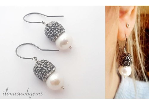 Inspiration earrings pearls and black plated earhooks