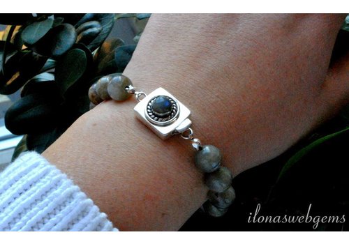 Inspiration: Labradorite bracelet with box lock