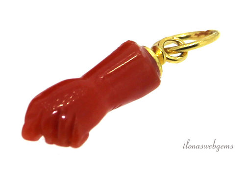 24 Karat vergoldete rote Koralle „Corallium Rubrum“ (Glückshand), ca. 13 x 14 mm
