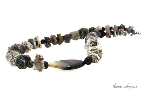 Necklace with Agate beads rough