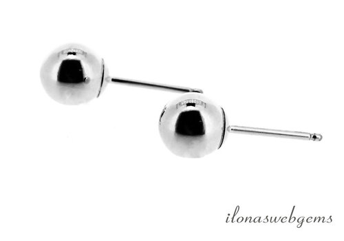 1 pair of Sterling silver stud earrings approx. 3mm
