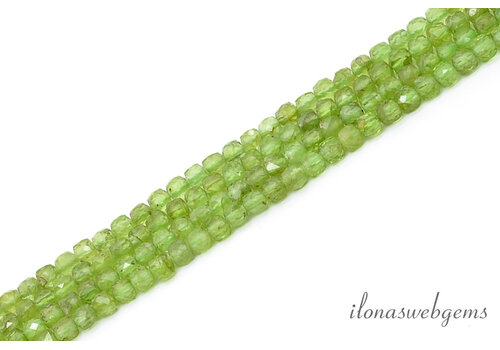 Facettierte Peridot-Würfelperlen, ca. 4 x 4 mm
