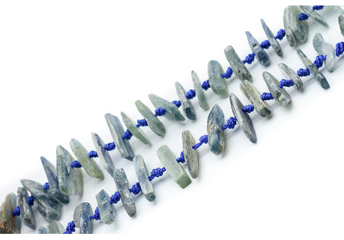 Kyaniet kralen rough variërend  van ca. 13 x 4mm