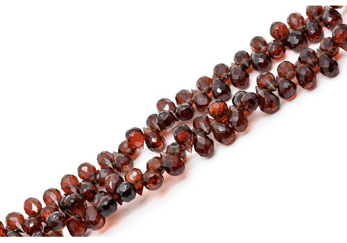 Granatfacettierte Briolettentröpfchen Eine Qualität von ca. 4,5 x 4,5 mm