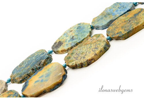 Fossiljaspis, blau, freie Form, ca. 48 x 35 x 6 mm