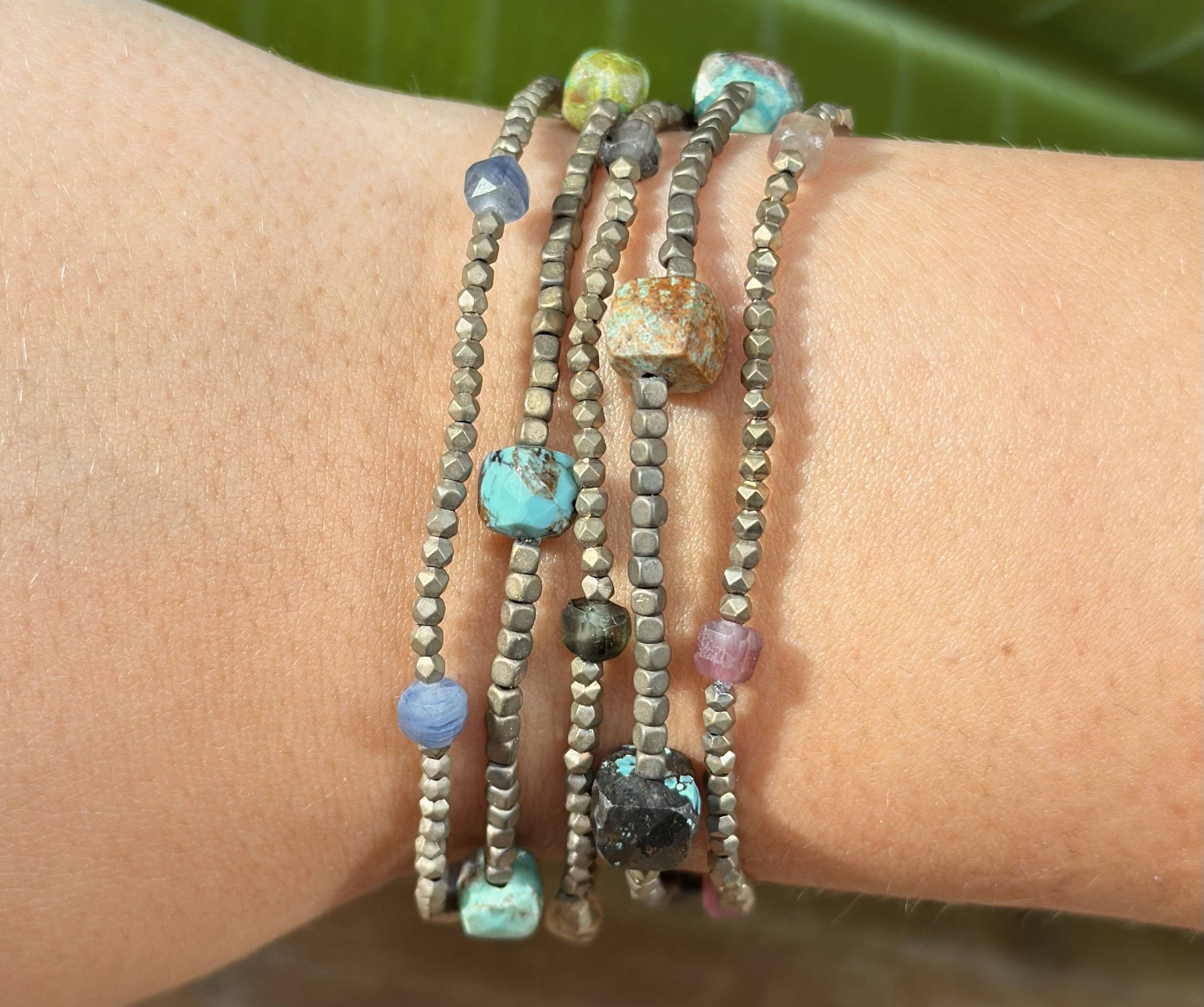 Gratis edelsteen armbandjes!