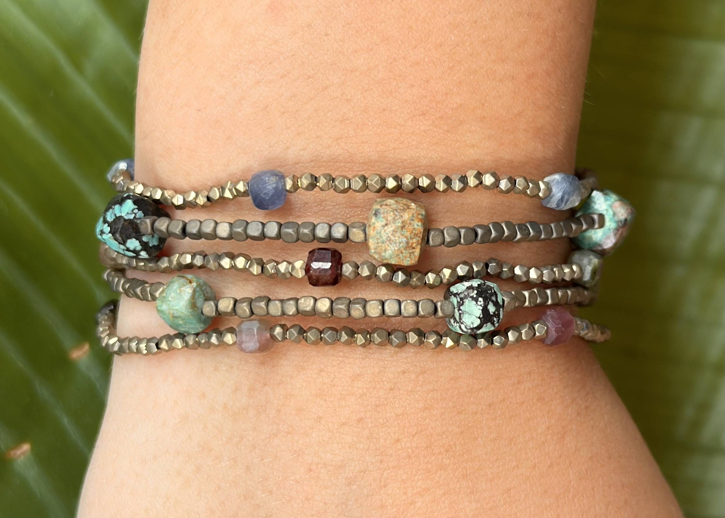 Gratis edelsteen armbandjes!