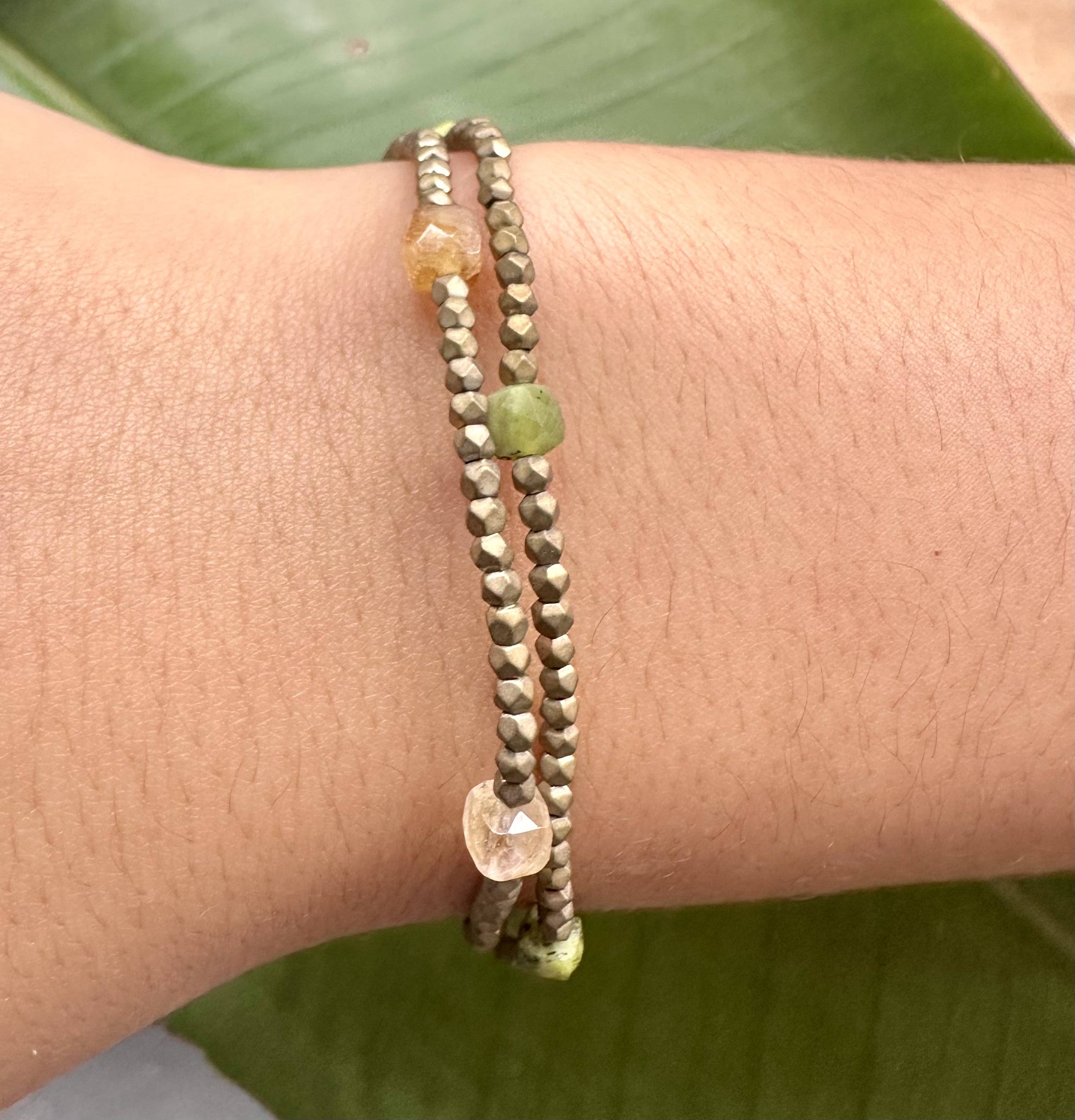Gratis edelsteen armbandjes!