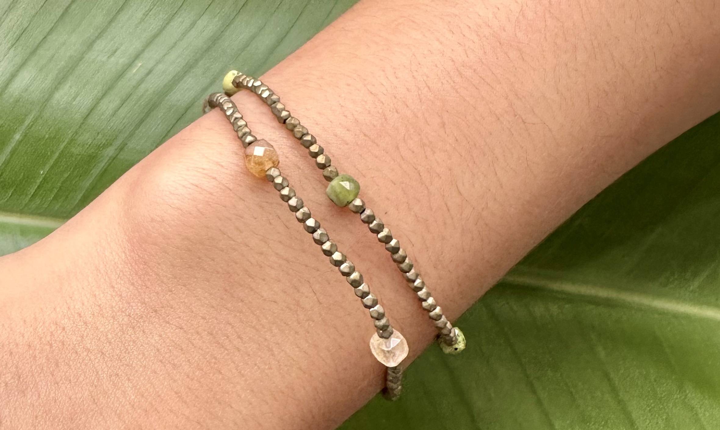 Gratis edelsteen armbandjes!