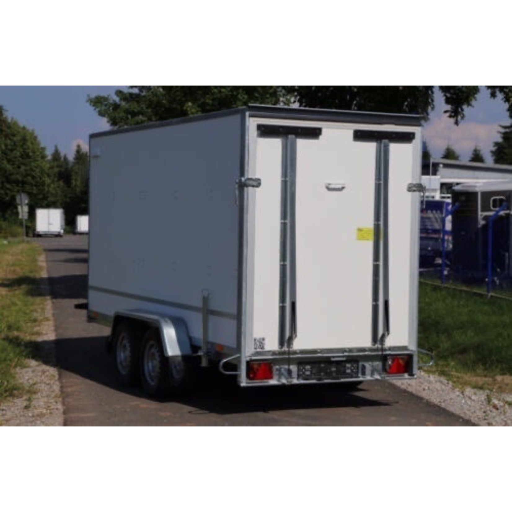 NIEWIADÒW F2030HTD HK – Kofferanhänger 2000kg mit Heckrampe