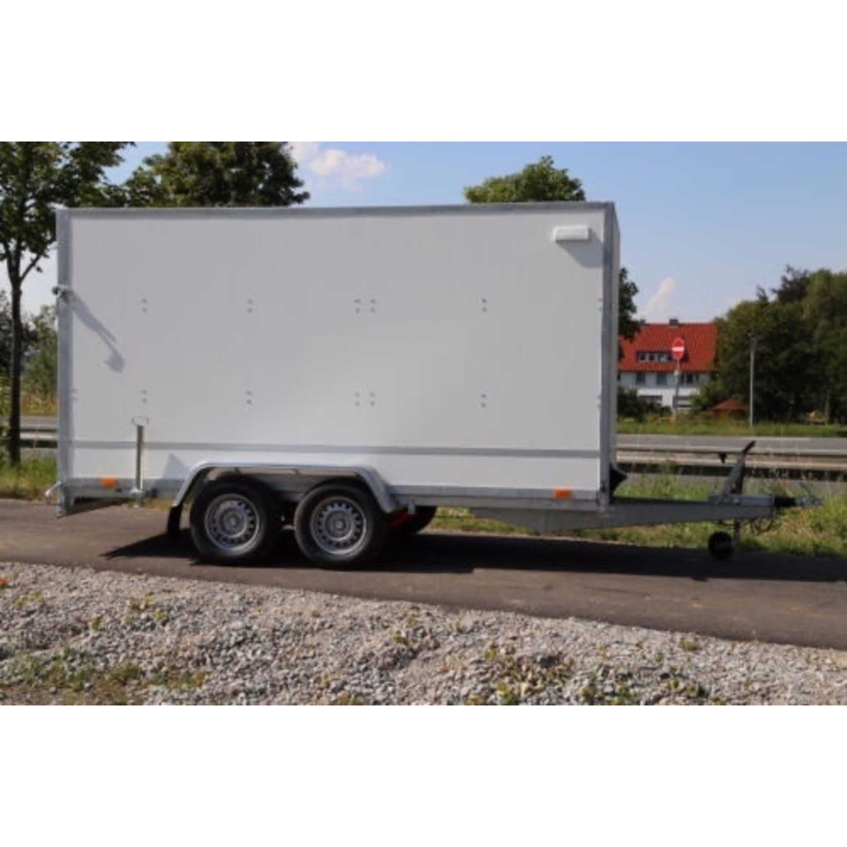 F2030HTD HK – Kofferanhänger 2000kg mit Heckrampe