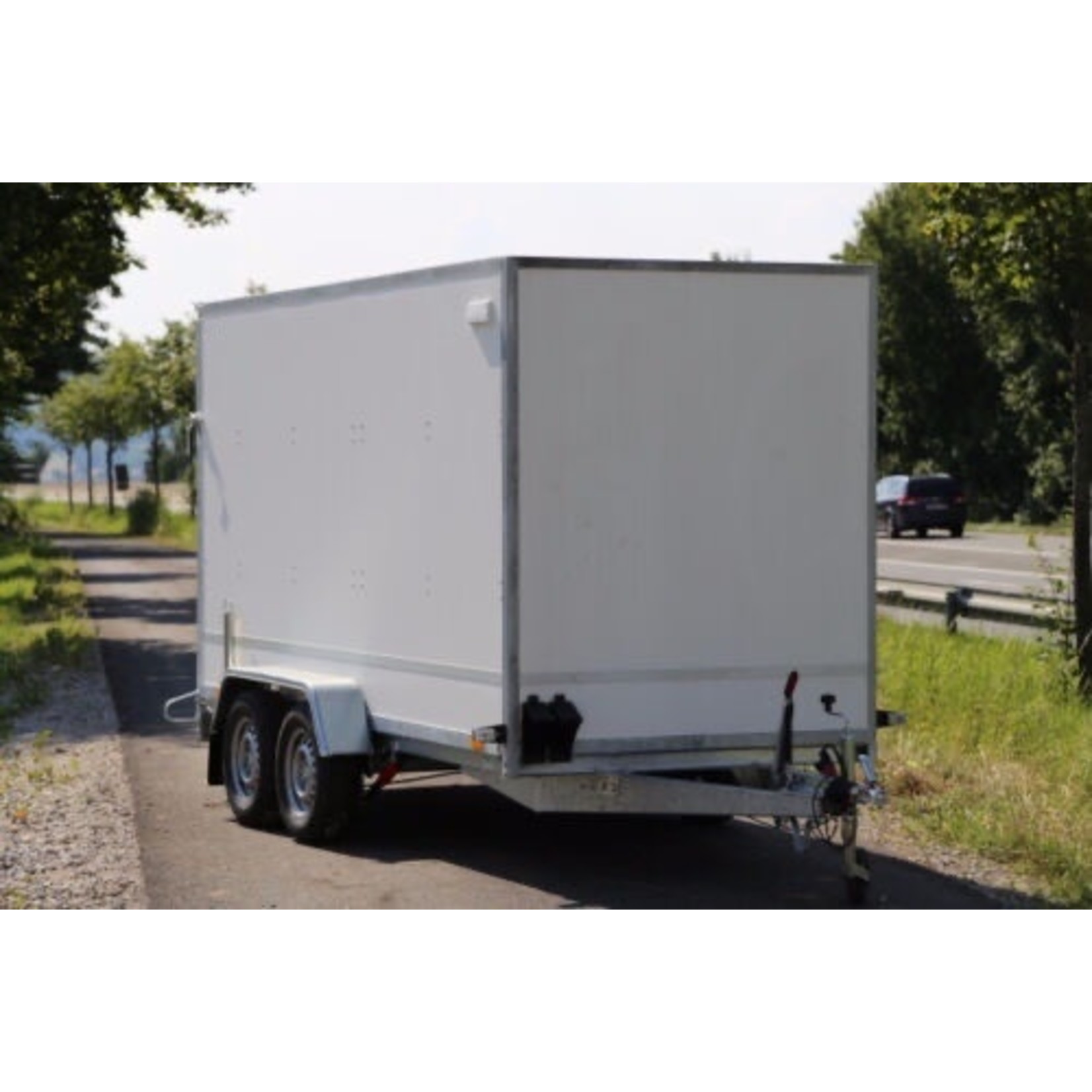 NIEWIADÒW F2030HTD HK – Kofferanhänger 2000kg mit Heckrampe