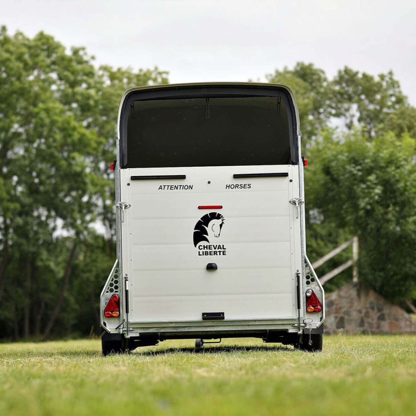 Cheval Liberté Concept aérodynamique.  Design moderne grand espace intérieur. Châssis Pullman 2.