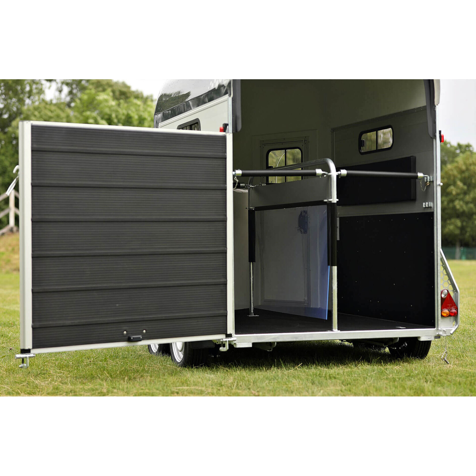 Cheval Liberté Concept aérodynamique.  Design moderne grand espace intérieur. Châssis Pullman 2.