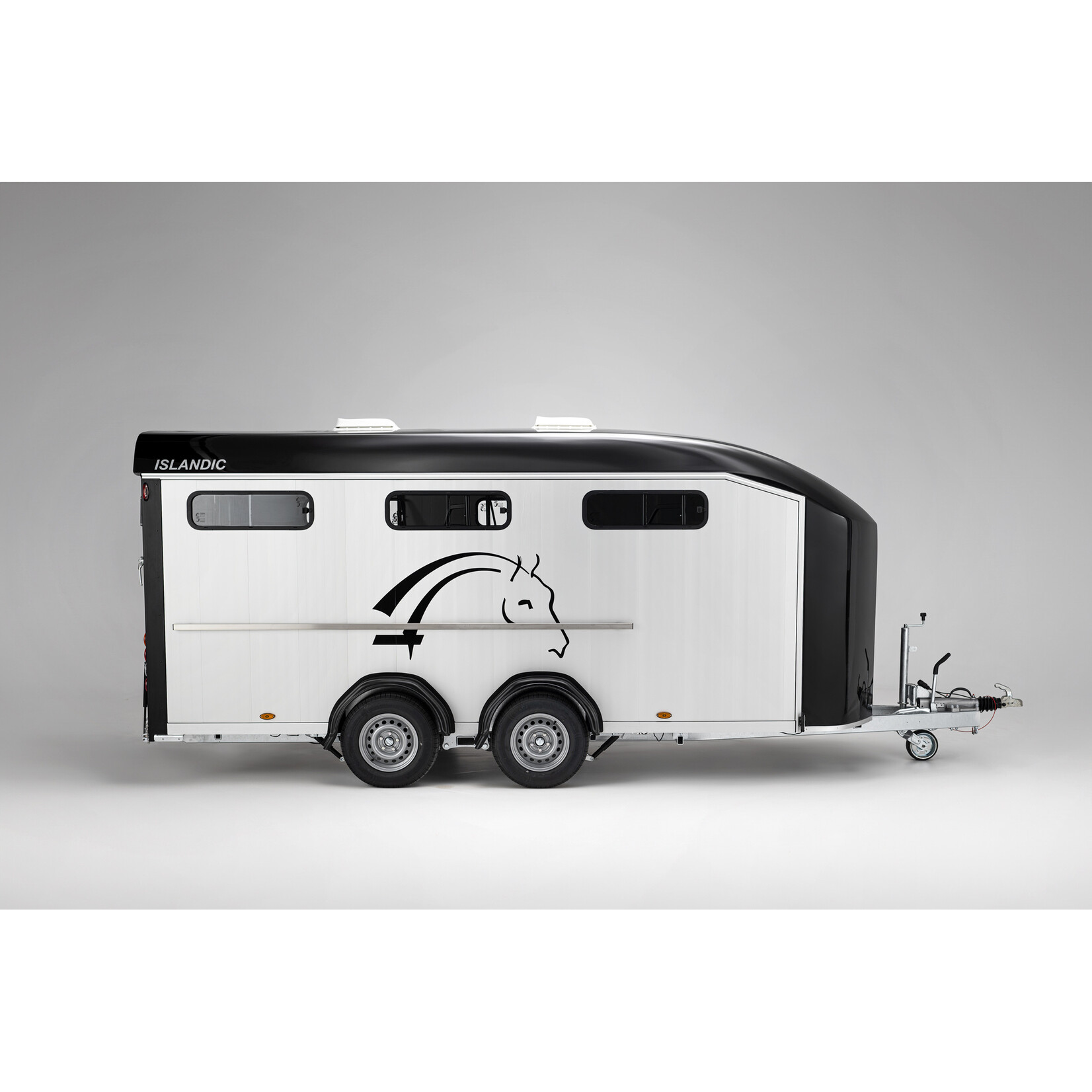 Cheval Liberté Cette remorque à chargement en diagonale a été conçue pour le transport sûr et confortable de 5 ou 6 petits chevaux.