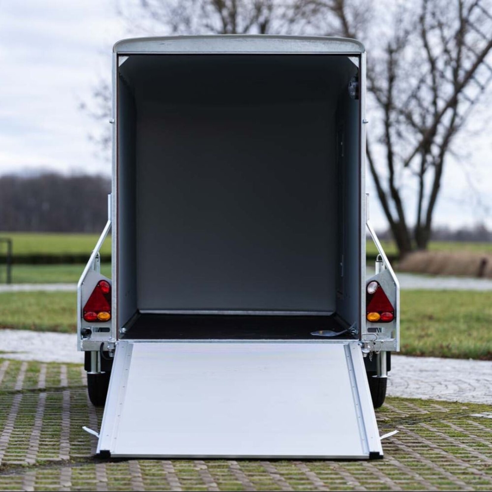 Debon Remorque fourgon Debon simple essieu