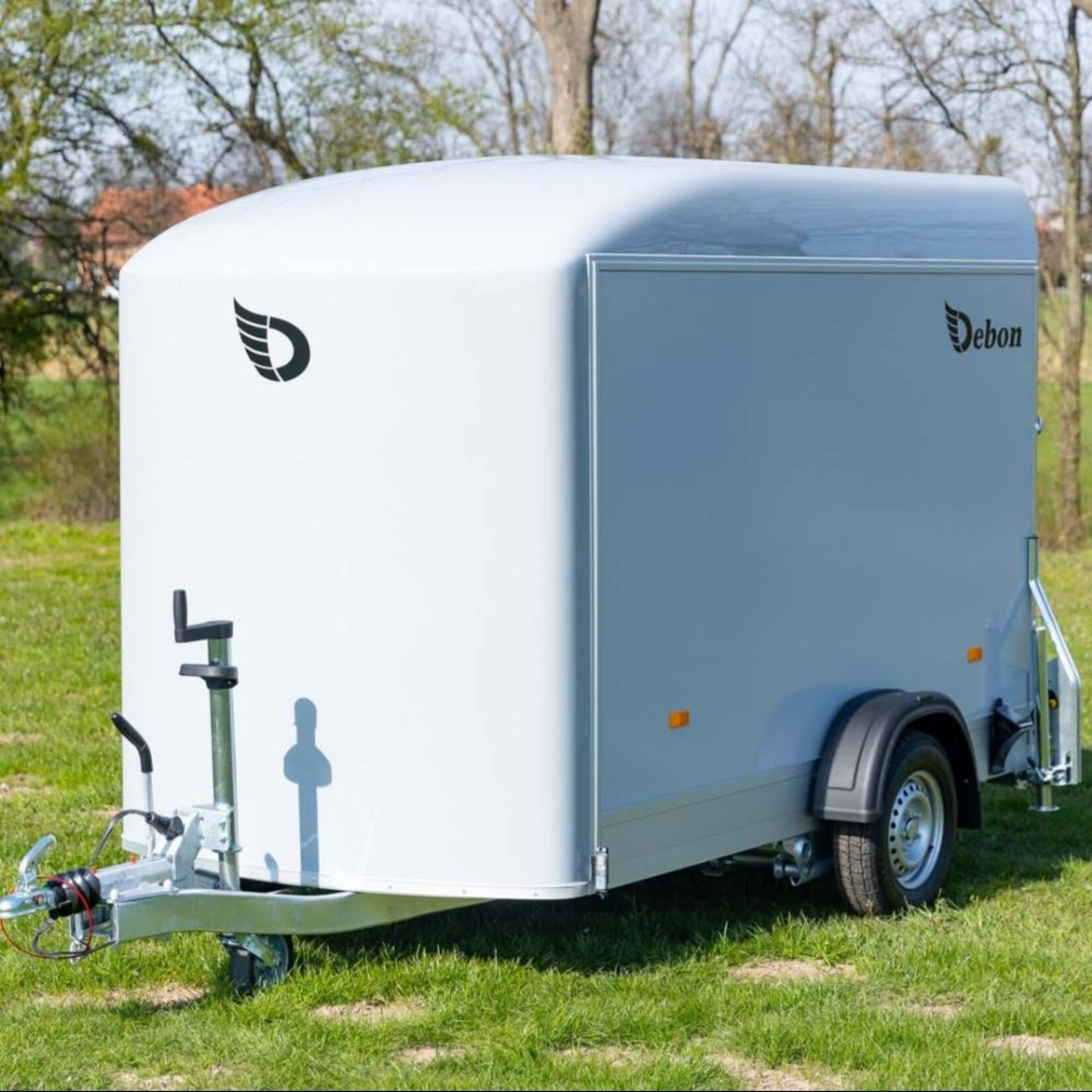 Debon Geräumiger Kastenanhänger mit Einzelaufhängungen