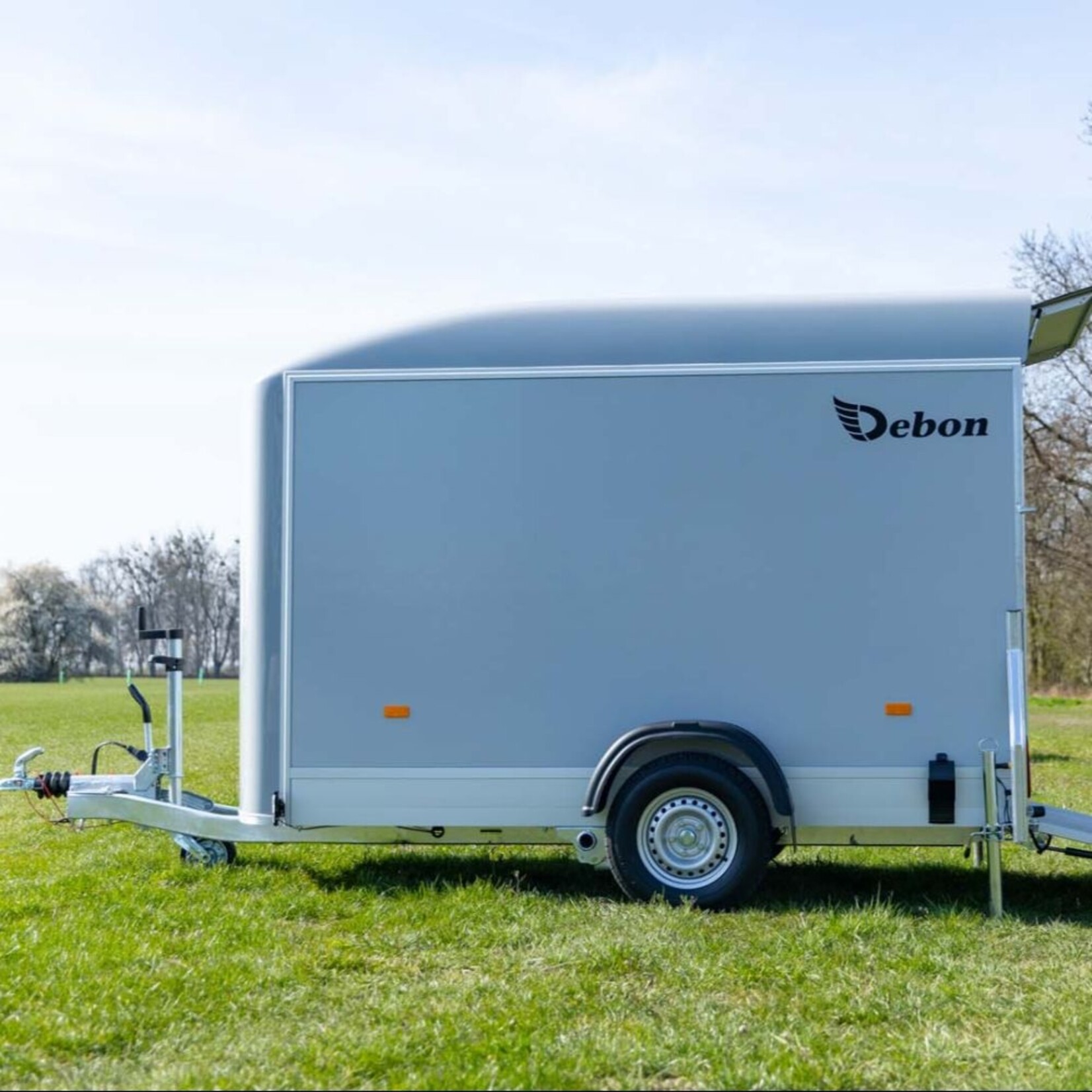 Debon Geräumiger Kastenanhänger mit Einzelaufhängungen