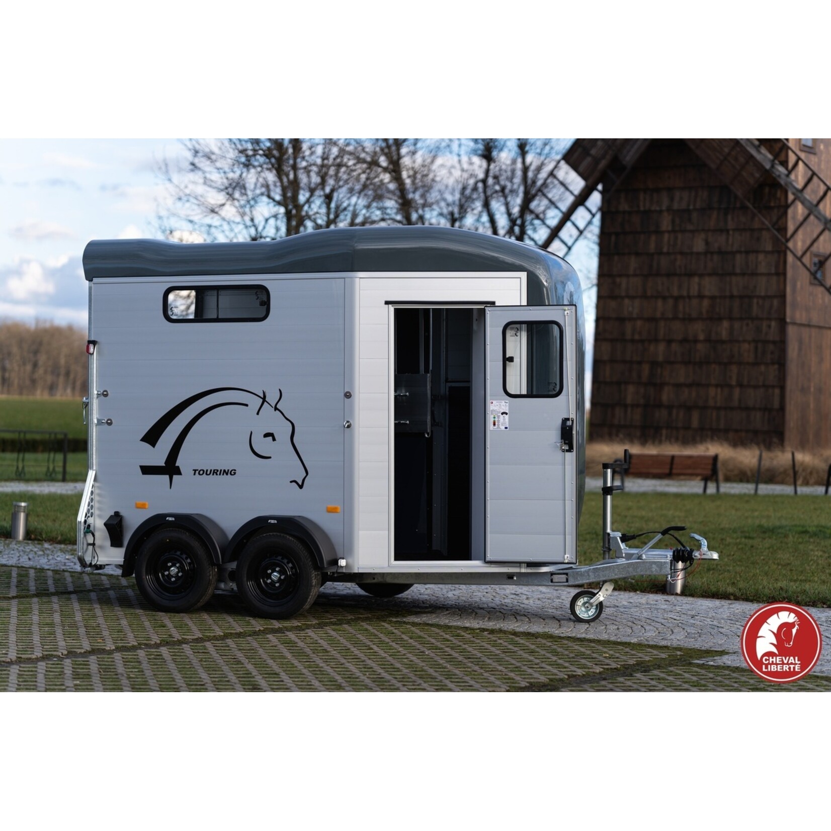 Cheval Liberté Der geräumige 2-Pferde-Anhänger mit Frontrampe und Pullman 2-Federung, der für einfaches Beladen konzipiert ist.