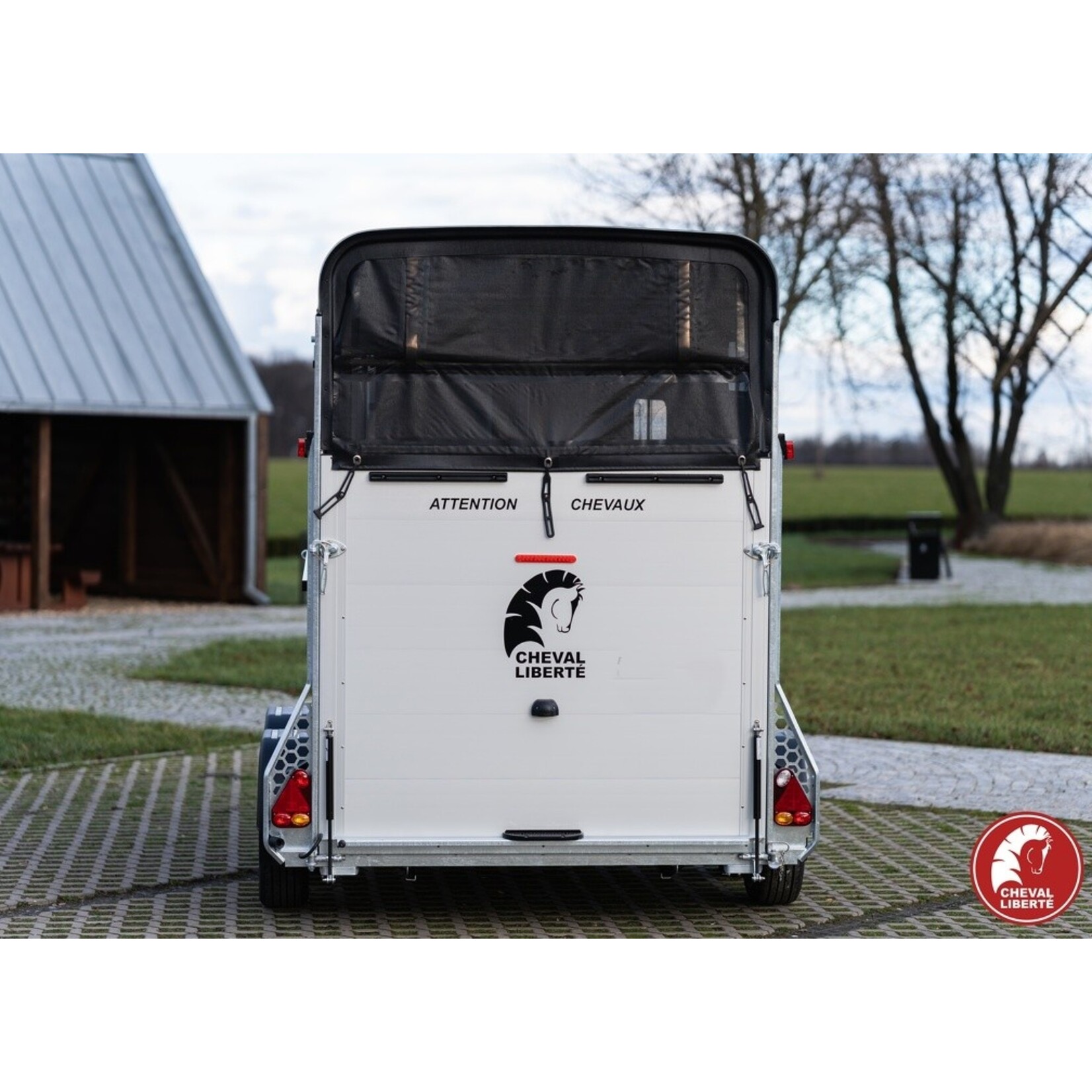 Cheval Liberté Der geräumige 2-Pferde-Anhänger mit Frontrampe und Pullman 2-Federung, der für einfaches Beladen konzipiert ist.