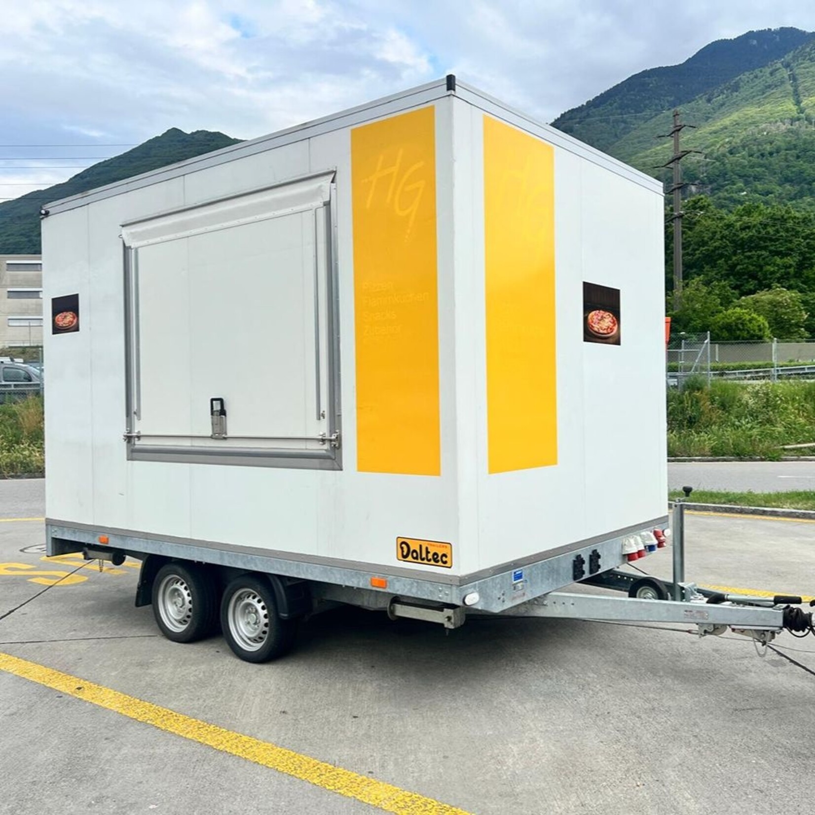 Foodtruck pizza Vezeko d'occasion, année 2022 – prêt à l'emploi