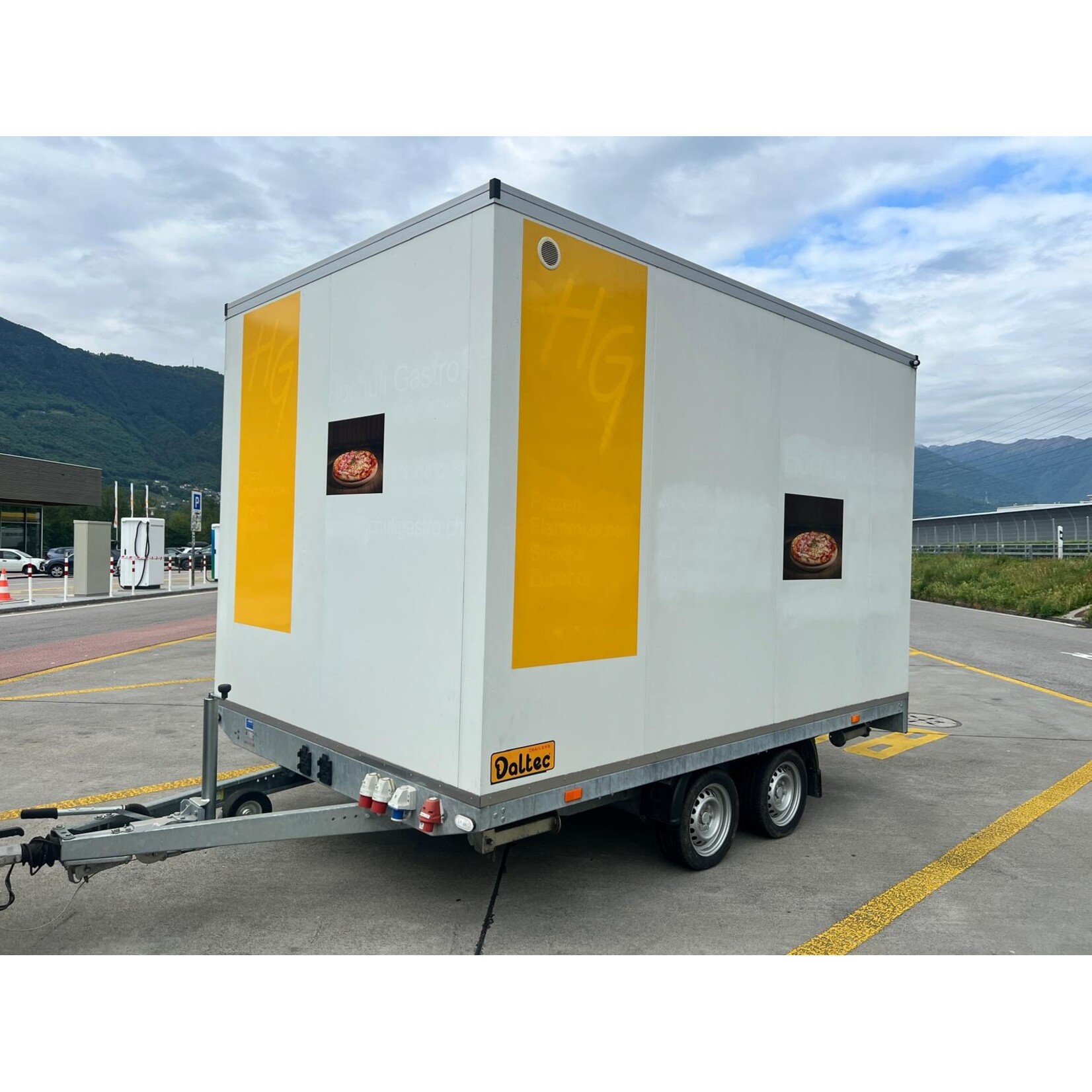 Foodtruck pizza Vezeko d'occasion, année 2022 – prêt à l'emploi