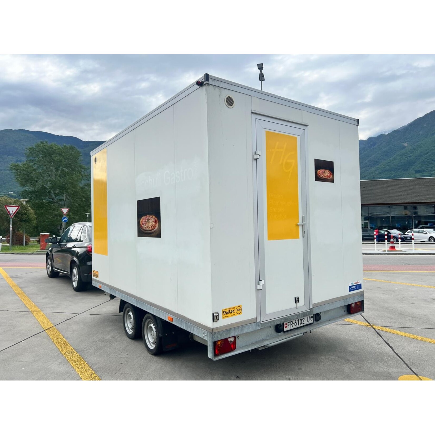 Foodtruck pizza Vezeko d'occasion, année 2022 – prêt à l'emploi