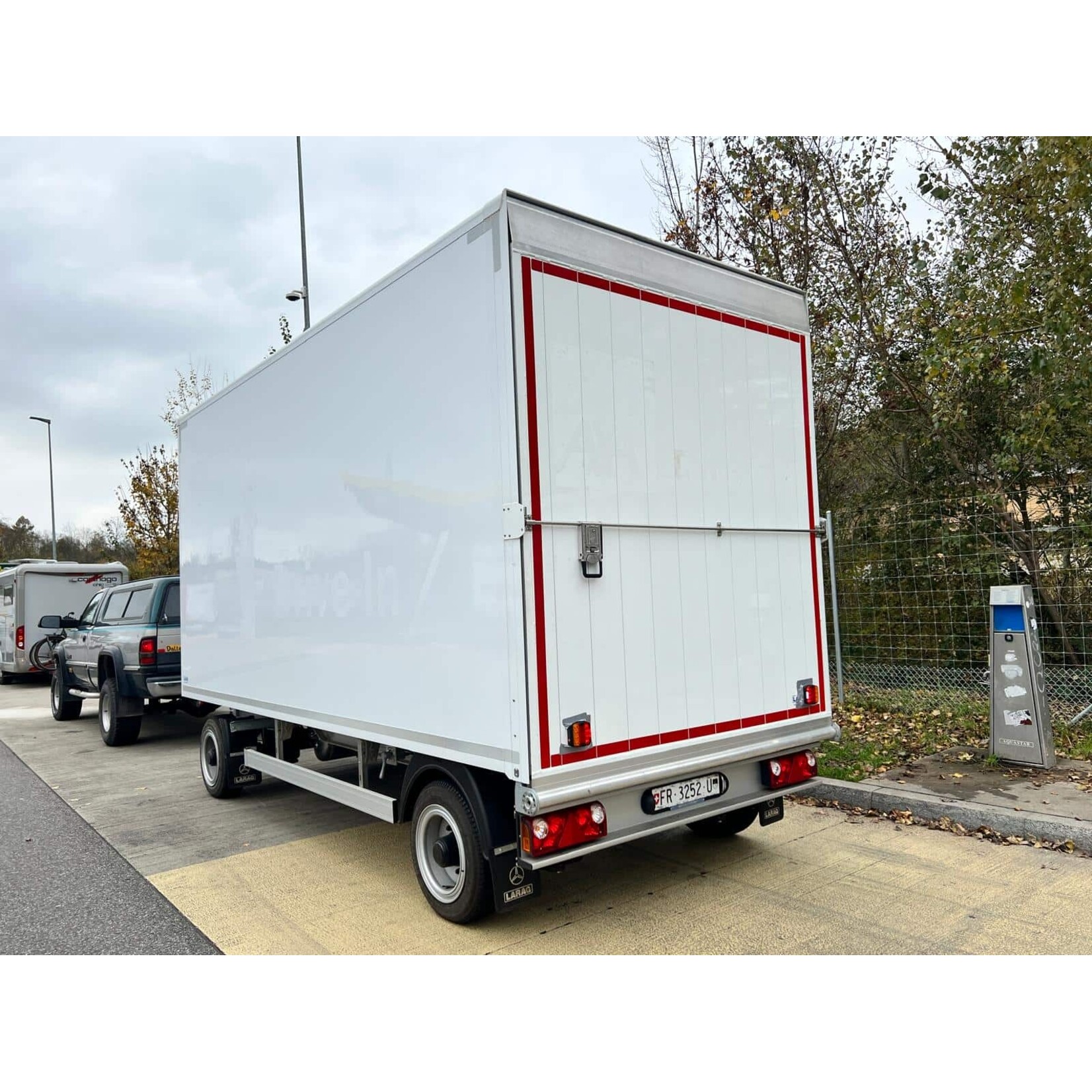 Mobas Kofferanhänger 28 m³, 6400 kg, Schweizer Produkt, Druckluftfederung, Occasion