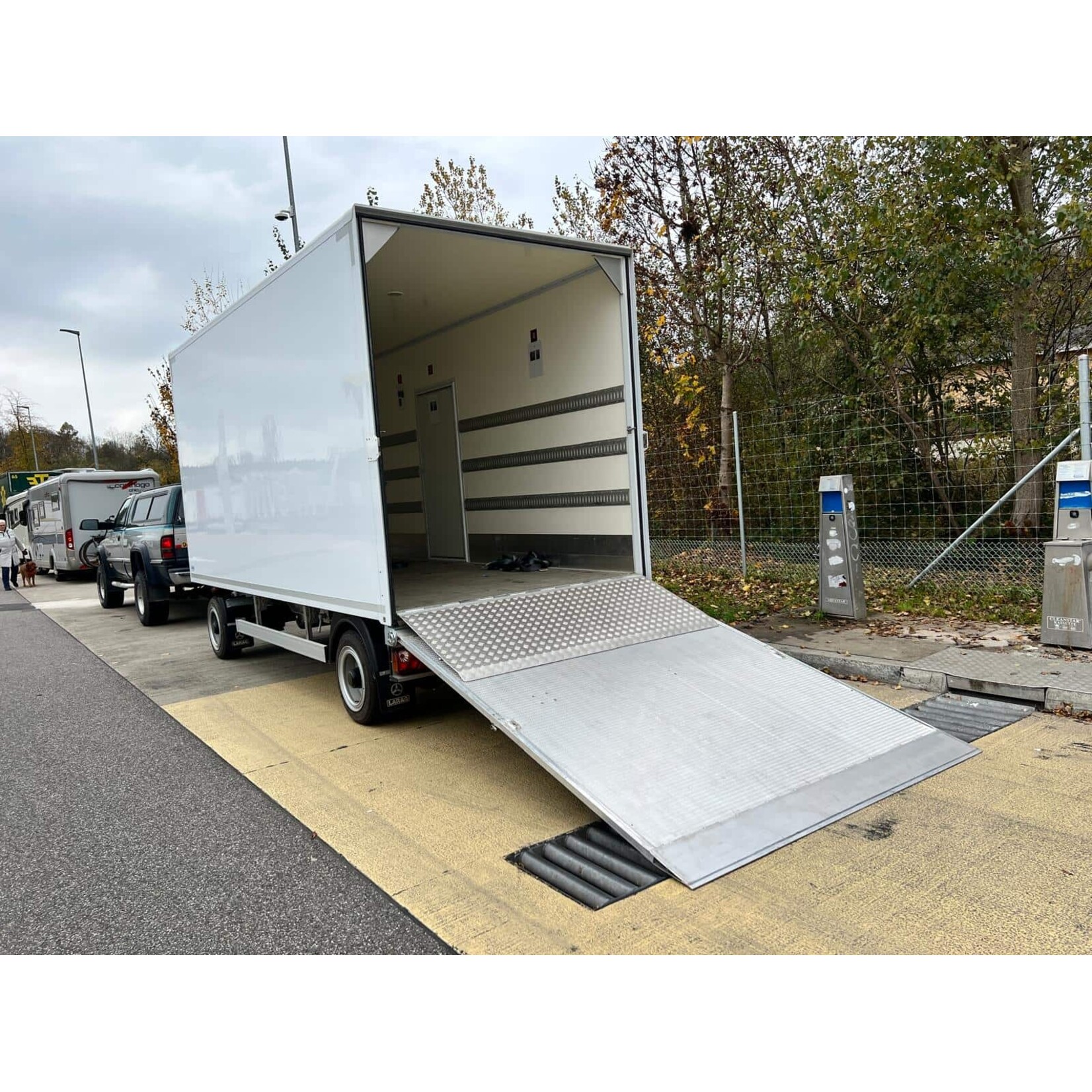 Mobas Kofferanhänger 28 m³, 6400 kg, Schweizer Produkt, Druckluftfederung, Occasion