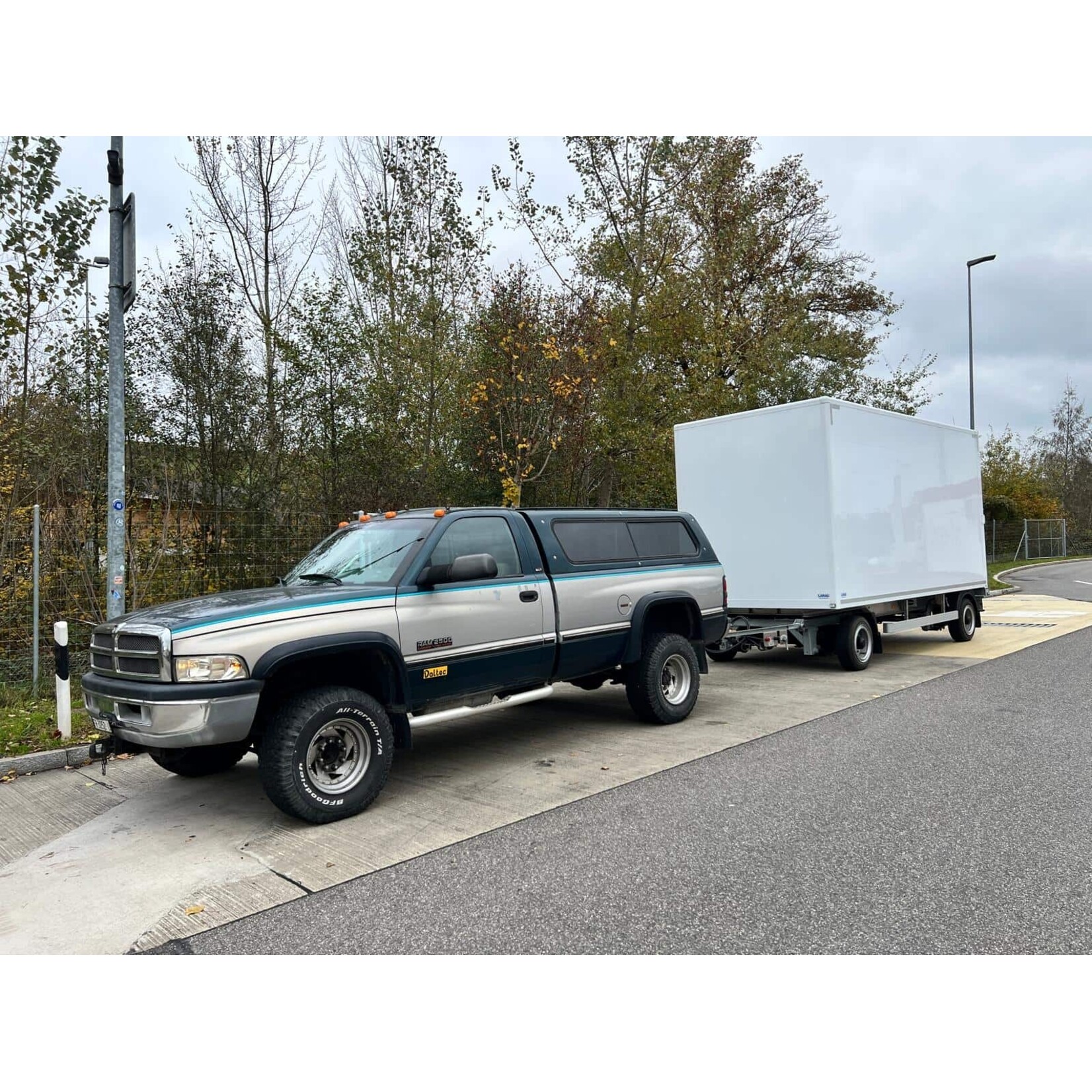 Mobas Kofferanhänger 28 m³, 6400 kg, Schweizer Produkt, Druckluftfederung, Occasion