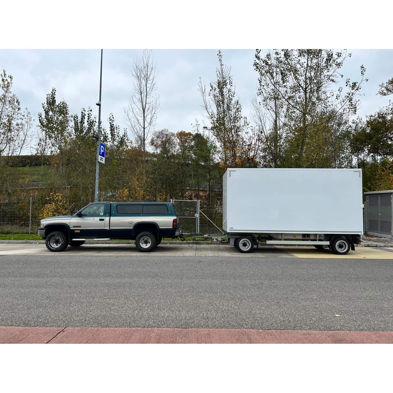 Mobas Kofferanhänger 28 m³, 6400 kg, Schweizer Produkt, Druckluftfederung, Occasion