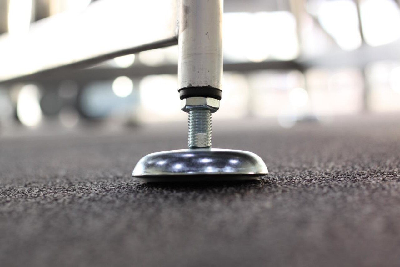 Roossien Set (4 stuks) ronde scharnierbare voetplaten Ø80mm, rubberen bodem