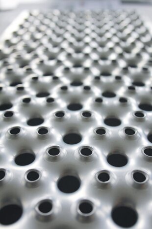 Roossien Plateautrap, 2 anti-slip R13 ponsroostertreden