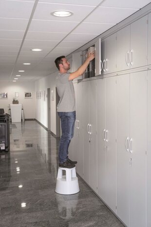 Roossien Kunststof verrijdbare opstap, RAL 7035 (grijs)