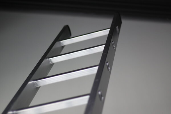 Roossien Aluminium enkele ladder, 24 sporten met stabilisatiebalk