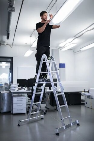 Roossien 4-delige aluminium vouwladder, 4x4, met stabilisatiebalk Roossien 4-delige aluminium vouwladder, 4x4, met stabilisatiebalk