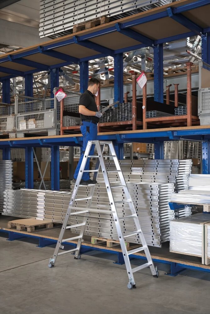 Munk Aluminium dubbele trap, 2x9 treden, verrijdbaar Munk Aluminium dubbele trap, 2x9 treden, verrijdbaar