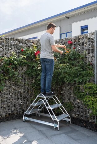 Munk Dubbelzijdige plateautrap, 2x2 aluminium treden Munk Dubbelzijdige plateautrap, 2x2 aluminium treden