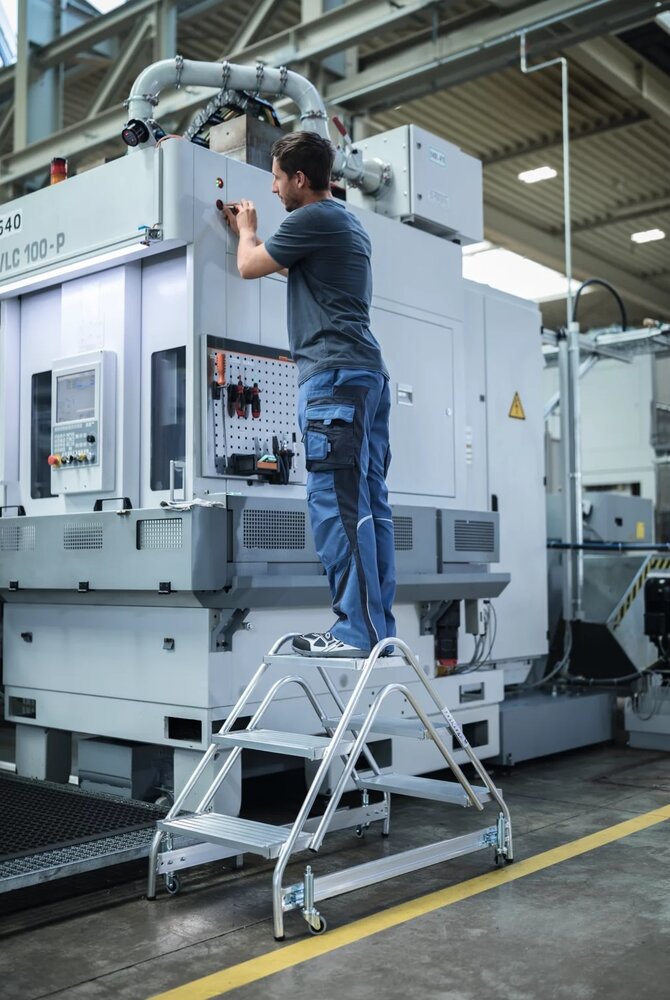 Munk Dubbelzijdige plateautrap, 2x4 aluminium treden Munk Dubbelzijdige plateautrap, 2x4 aluminium treden