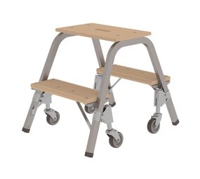 Roossien Stalen opstap met 2 houten treden, zwenkwielen en drukveer rem