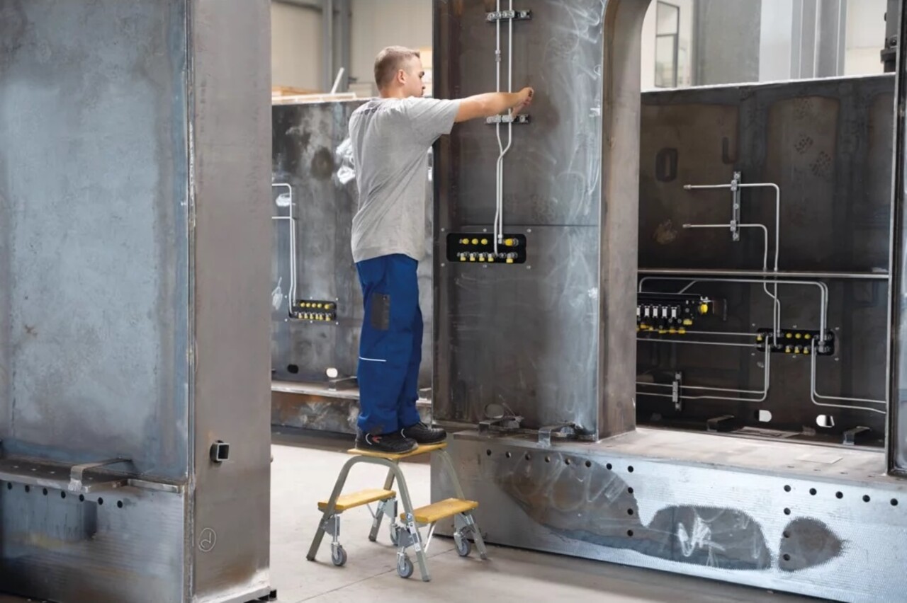 Roossien Stalen opstap met 2 houten treden, zwenkwielen en drukveer rem