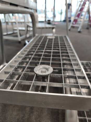 Roossien Verrijdbare plateautrap, 5 staal roostertreden met handleuning