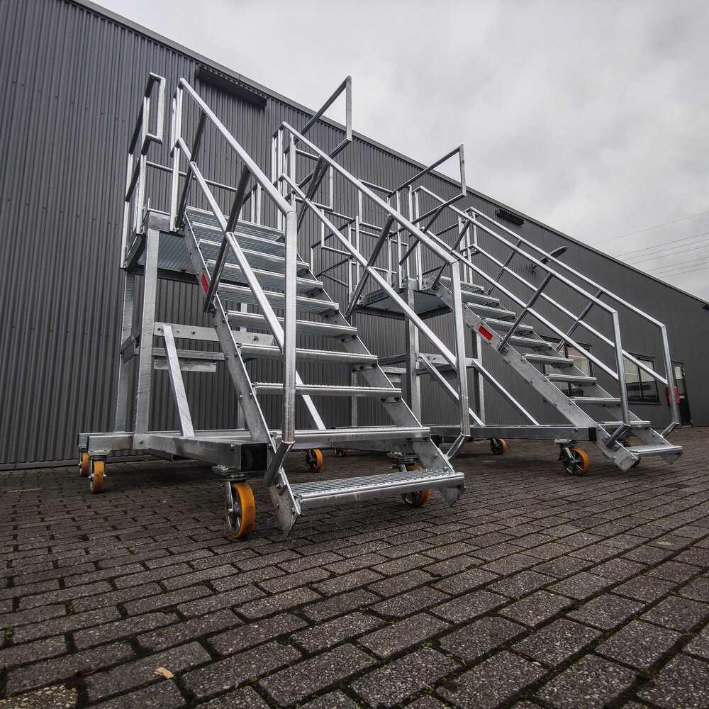 Roossien ‘Heavy Duty’ stalen verrijdbare platformtrappen Roossien ‘Heavy Duty’ stalen verrijdbare platformtrappen