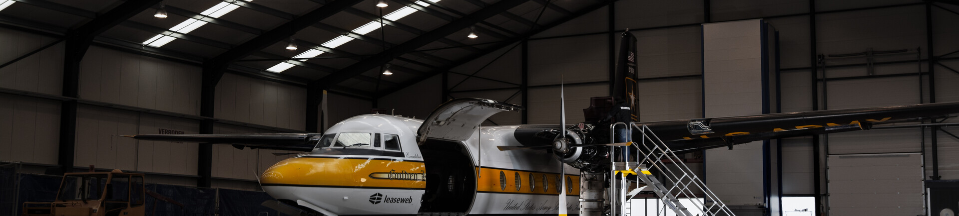 Vliegtuigtrap maakt onderhoud klassieke Fokker eenvoudig