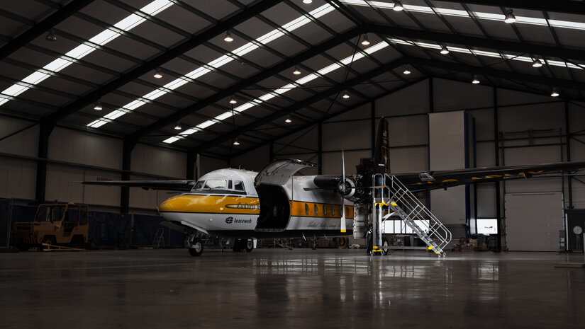 Vliegtuigtrap maakt onderhoud klassieke Fokker eenvoudig