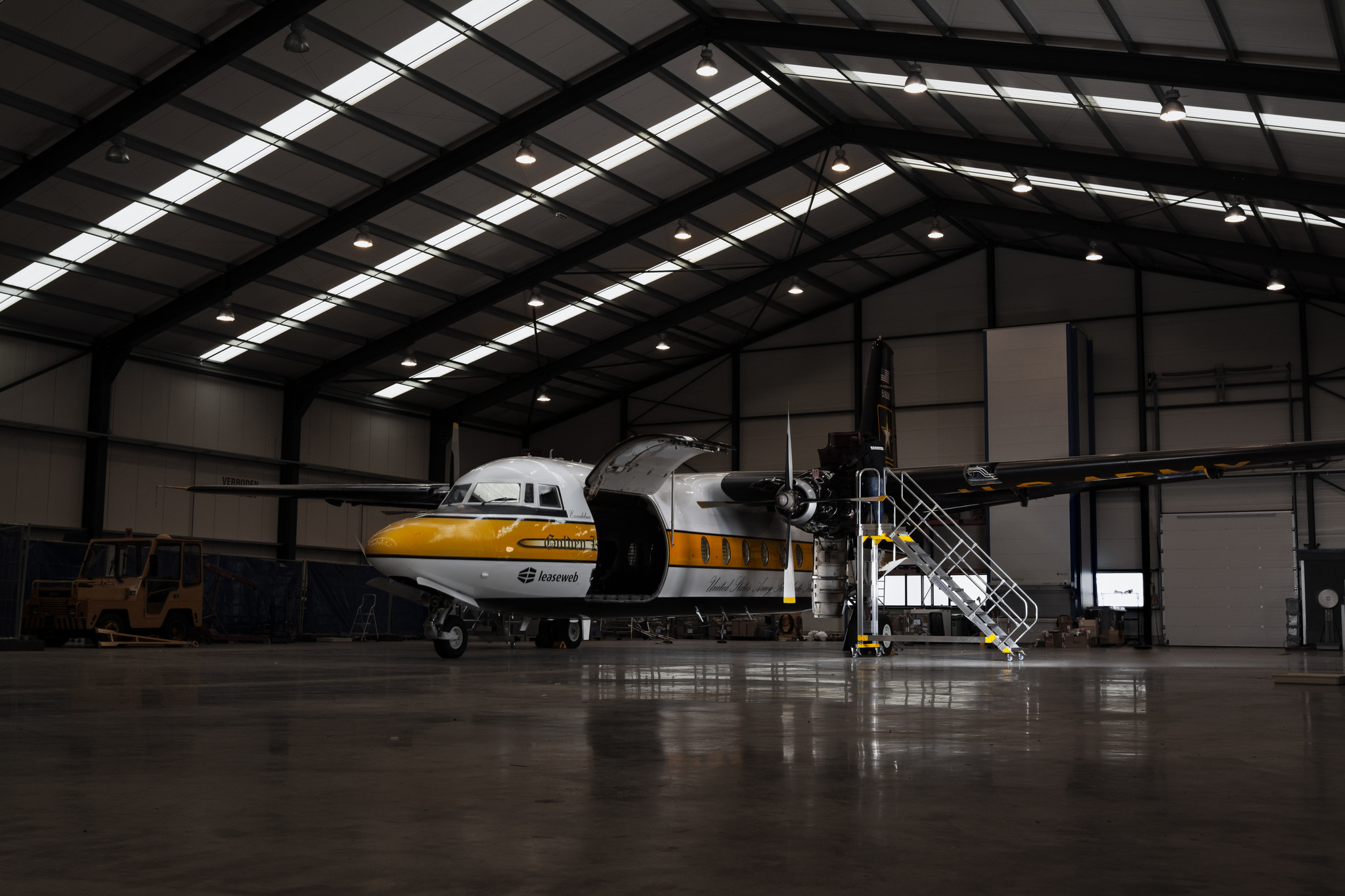 Vliegtuigtrap maakt onderhoud klassieke Fokker eenvoudig Vliegtuigtrap maakt onderhoud klassieke Fokker eenvoudig