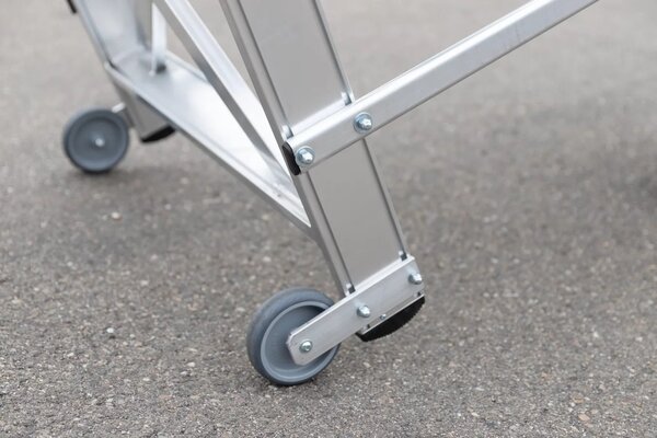 Munk Verrijdbare plateautrap, 3 treden en handgrepen (600mm breed) Munk Verrijdbare plateautrap, 3 treden en handgrepen (600mm breed)