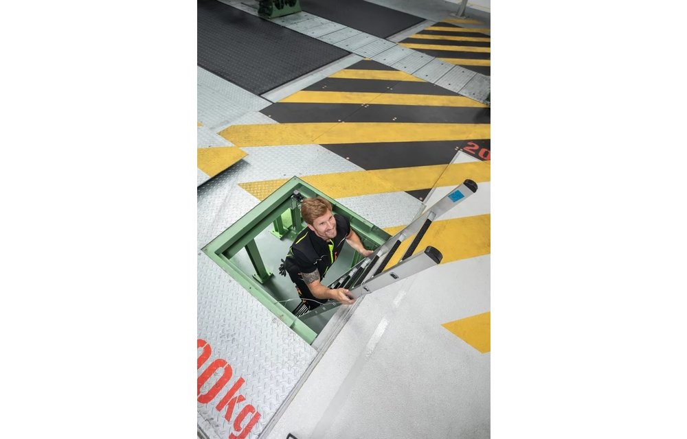 Aluminium enkele ladder, 24 sporten met stabilisatiebalk en R13 anti-slip